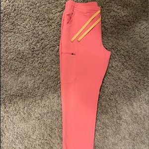 Neon pink figs scrubs 💕🌸